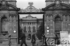 1972, Warszawa, Polska.
Brama Główna Uniwersytetu Warszawskiego na Krakowskim Przedmieściu. W tle gmach Biblioteki Uniwersytetu Warszawskiego.
Fot. Romuald Broniarek, zbiory Ośrodka KARTA