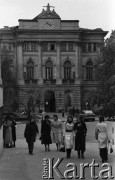 1972, Warszawa, Polska.
Kampus Główny Uniwersytetu Warszawskiego na Krakowskim Przedmieściu. W tle gmach Biblioteki Uniwersytetu Warszawskiego.
Fot. Romuald Broniarek, zbiory Ośrodka KARTA