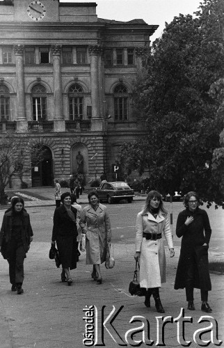 1972, Warszawa, Polska.
Kampus Główny Uniwersytetu Warszawskiego na Krakowskim Przedmieściu. W tle gmach Biblioteki Uniwersytetu Warszawskiego.
Fot. Romuald Broniarek, zbiory Ośrodka KARTA