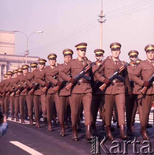 1972, Warszawa, Polska.
Uroczystość przed Grobem Nieznanego Żołnierza.
Fot. Romuald Broniarek, zbiory Ośrodka KARTA 
