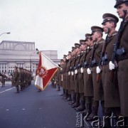 1972, Warszawa, Polska.
Uroczystość przed Grobem Nieznanego Żołnierza. W tle gmach Teatru Wielkiego.
Fot. Romuald Broniarek, zbiory Ośrodka KARTA 
