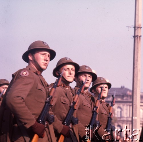 1972, Warszawa, Polska.
Uroczystość przed Grobem Nieznanego Żołnierza.
Fot. Romuald Broniarek, zbiory Ośrodka KARTA 
