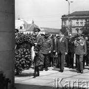 Czerwiec 1972, Warszawa, Polska.
Fidel Castro (z lewej) - premier i pierwszy sekretarz Komunistycznej Partii Kuby - przed Grobem Nieznanego Żołnierza.
Fot. Romuald Broniarek, zbiory Ośrodka KARTA