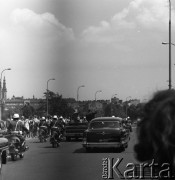 Czerwiec 1972, Warszawa, Polska.
Wizyta Fidela Castro (w samochodzie z prawej) - premiera i pierwszego sekretarza Komunistycznej Partii Kuby. Przejazd aleją Armii Ludowej w towarzystwie Edwarda Gierka (w samochodzie z lewej) - pierwszego sekretarza KC PZPR.
Fot. Romuald Broniarek, zbiory Ośrodka KARTA