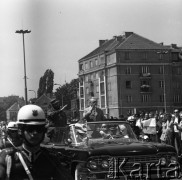 Czerwiec 1972, Warszawa, Polska.
Wizyta Fidela Castro (w samochodzie z lewej) - premiera i pierwszego sekretarza Komunistycznej Partii Kuby. Przejazd ulicą Wawelską w towarzystwie Edwarda Gierka (w samochodzie z prawej) - pierwszego sekretarza KC PZPR.
Fot. Romuald Broniarek, zbiory Ośrodka KARTA