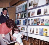 1972, Warszawa, Polska.
Międzynarodowe Targi Książki w Pałacu Kultury i Nauki.
Fot. Romuald Broniarek, zbiory Ośrodka KARTA