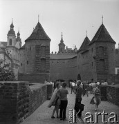 1972, Warszawa, Polska.
Ulica Nowomiejska. W tle Barbakan, kościół Św. Ducha (z lewej) oraz wieża kościoła Św. Jacka (w środku).
Fot. Romuald Broniarek, zbiory Ośrodka KARTA