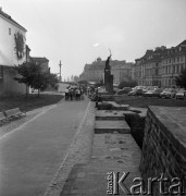 1972, Warszawa, Polska.
Ulica Podwale z pomnikiem Jana Kilińskiego. W tle Kolumna Zygmunta III Wazy.
Fot. Romuald Broniarek, zbiory Ośrodka KARTA