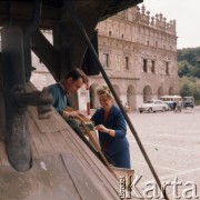 1972, Kazimierz Dolny, Polska.
Studnia na Rynku. W tle Kamienice Przybyłów.
Fot. Romuald Broniarek, zbiory Ośrodka KARTA