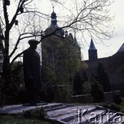 1972, Płock, Polska.
Pomnik Ludwika Krzywickiego. W tle bazylika katedralna Wniebowzięcia Najświętszej Maryi Panny.
Fot. Romuald Broniarek, zbiory Ośrodka KARTA