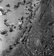 1972, Płock, Polska.
Plaża nad Wisłą. 
Fot. Romuald Broniarek, zbiory Ośrodka KARTA