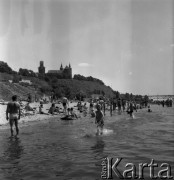 1972, Płock, Polska.
Plaża nad Wisłą. W tle bazylika katedralna Wniebowzięcia Najświętszej Maryi Panny.
Fot. Romuald Broniarek, zbiory Ośrodka KARTA