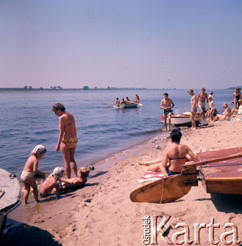 1972, Płock, Polska.
Plaża nad Wisłą.
Fot. Romuald Broniarek, zbiory Ośrodka KARTA