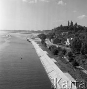 1972, Płock, Polska.
Nabrzeże. W tle bazylika katedralna Wniebowzięcia Najświętszej Maryi Panny.
Fot. Romuald Broniarek, zbiory Ośrodka KARTA