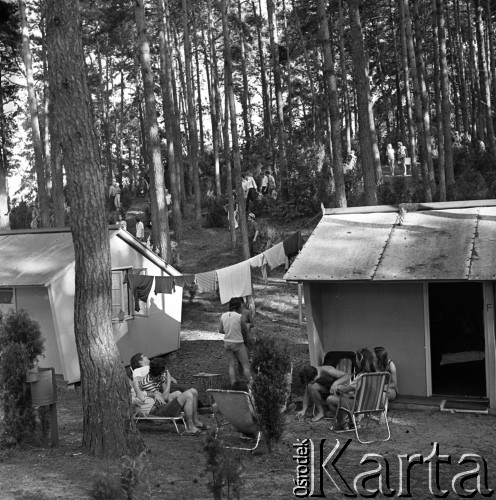 1972, Soczewka koło Płocka, Polska.
Obóz studencki.
Fot. Romuald Broniarek, zbiory Ośrodka KARTA