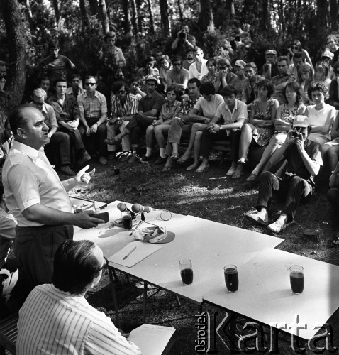 1972, Soczewka koło Płocka, Polska.
Obóz studencki. Spotkanie z Janem Szydlakiem - sekretarzem KC PZPR.
Fot. Romuald Broniarek, zbiory Ośrodka KARTA