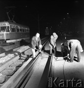 1972, Warszawa, Polska.
Nocna praca Miejskich Zakładów Komunikacyjnych.
Fot. Romuald Broniarek, zbiory Ośrodka KARTA