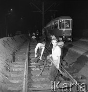 1972, Warszawa, Polska.
Nocna praca Miejskich Zakładów Komunikacyjnych.
Fot. Romuald Broniarek, zbiory Ośrodka KARTA