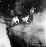 1972, Warszawa, Polska.
Nocna praca Miejskich Zakładów Komunikacyjnych.
Fot. Romuald Broniarek, zbiory Ośrodka KARTA