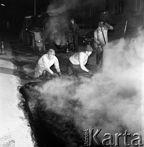 1972, Warszawa, Polska.
Nocna praca Miejskich Zakładów Komunikacyjnych.
Fot. Romuald Broniarek, zbiory Ośrodka KARTA
