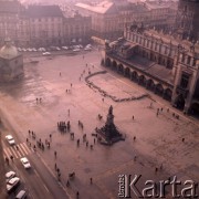 1972, Kraków, Polska.
Rynek Główny. Pomnik Adama Mickiewicza i Sukiennice (z tyłu).
Fot. Romuald Broniarek, zbiory Ośrodka KARTA