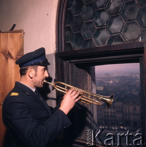 1972, Kraków, Polska.
Trębacz grający Hejnał Mariacki w Wieży Mariackiej kościoła Najświętszej Marii Panny.
Fot. Romuald Broniarek, zbiory Ośrodka KARTA