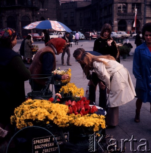1972, Kraków, Polska.
Kwiaciarka na Rynku Głównym.
Fot. Romuald Broniarek, zbiory Ośrodka KARTA