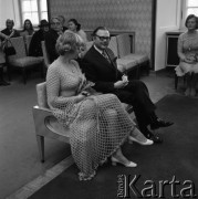 1973, Warszawa, Polska.
Ślub dziennikarza Zygmunta Broniarka w Pałacu Ślubów na placu Zamkowym.
Fot. Romuald Broniarek, zbiory Ośrodka KARTA