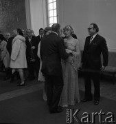 1973, Warszawa, Polska.
Ślub dziennikarza Zygmunta Broniarka (z prawej) w Pałacu Ślubów na placu Zamkowym.
Fot. Romuald Broniarek, zbiory Ośrodka KARTA