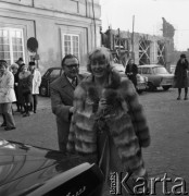 1973, Warszawa, Polska.
Ślub dziennikarza Zygmunta Broniarka w Pałacu Ślubów na placu Zamkowym. W tle odbudowywany Zamek Królewski.
Fot. Romuald Broniarek, zbiory Ośrodka KARTA