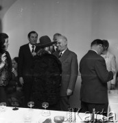 1973, Warszawa, Polska.
Ślub dziennikarza Zygmunta Broniarka.
Fot. Romuald Broniarek, zbiory Ośrodka KARTA