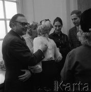 1973, Warszawa, Polska.
Ślub dziennikarza Zygmunta Broniarka (z lewej) w Pałacu Ślubów na placu Zamkowym.
Fot. Romuald Broniarek, zbiory Ośrodka KARTA