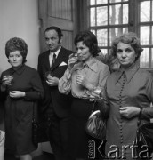 1973, Warszawa, Polska.
Ślub dziennikarza Zygmunta Broniarka.
Fot. Romuald Broniarek, zbiory Ośrodka KARTA