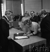 1973, Warszawa, Polska.
Ślub dziennikarza Zygmunta Broniarka w Pałacu Ślubów na placu Zamkowym.
Fot. Romuald Broniarek, zbiory Ośrodka KARTA