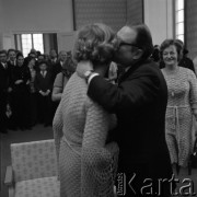 1973, Warszawa, Polska.
Ślub dziennikarza Zygmunta Broniarka w Pałacu Ślubów na placu Zamkowym.
Fot. Romuald Broniarek, zbiory Ośrodka KARTA