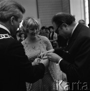 1973, Warszawa, Polska.
Ślub dziennikarza Zygmunta Broniarka w Pałacu Ślubów na placu Zamkowym.
Fot. Romuald Broniarek, zbiory Ośrodka KARTA