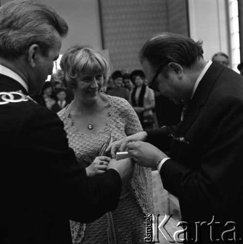 1973, Warszawa, Polska.
Ślub dziennikarza Zygmunta Broniarka w Pałacu Ślubów na placu Zamkowym.
Fot. Romuald Broniarek, zbiory Ośrodka KARTA