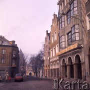 1973, Olsztyn, Polska.
Ulica Stare Miasto. Młodzieżowy Dom Towarowy (z prawej).
Fot. Romuald Broniarek, zbiory Ośrodka KARTA