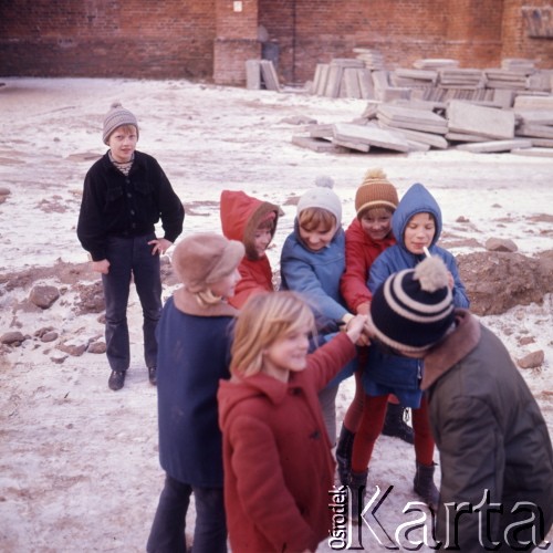 1973, Frombork, Polska.
Dzieci.
Fot. Romuald Broniarek, zbiory Ośrodka KARTA