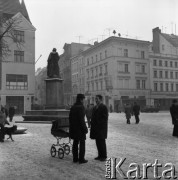 1973, Toruń, Polska.
Rynek Staromiejski. W tle pomnik Mikołaja Kopernika.
Fot. Romuald Broniarek, zbiory Ośrodka KARTA