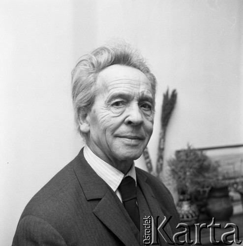 1973, Polska.
Grafik i rysownik profesor Tadeusz Kulisiewicz.
Fot. Romuald Broniarek, zbiory Ośrodka KARTA
