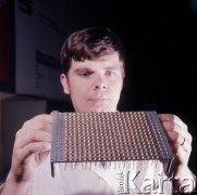 1973, Warszawa, Polska.
Fabryka Półprzewodników Tewa.
Fot. Romuald Broniarek, zbiory Ośrodka KARTA
