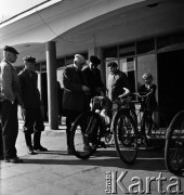 1973, Sobienie-Jeziory, Polska.
Mężczyźni.
Fot. Romuald Broniarek, zbiory Ośrodka KARTA
