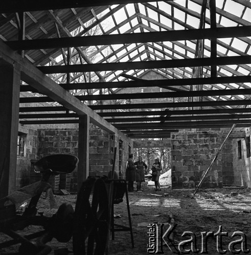 1973, Sobienie-Jeziory, Polska.
Budowa.
Fot. Romuald Broniarek, zbiory Ośrodka KARTA