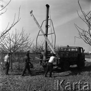 1973, Sobienie-Jeziory, Polska.
Transportowanie słupa.
Fot. Romuald Broniarek, zbiory Ośrodka KARTA