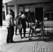 1973, Sobienie-Jeziory, Polska.
Przed sklepem.
Fot. Romuald Broniarek, zbiory Ośrodka KARTA
