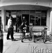 1973, Sobienie-Jeziory, Polska.
Przed sklepem.
Fot. Romuald Broniarek, zbiory Ośrodka KARTA