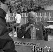 1973, Warszawa, Polska.
Pisarz Stanisław Lem na XXVI Warszawskim Kiermaszu Książki na placu Defilad.
Fot. Romuald Broniarek, zbiory Ośrodka KARTA