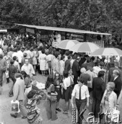 1973, Warszawa, Polska.
XXVI Warszawski Kiermasz Książki na placu Defilad.
Fot. Romuald Broniarek, zbiory Ośrodka KARTA