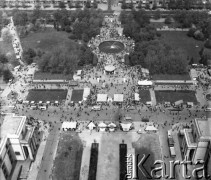 1973, Warszawa, Polska.
XXVI Warszawski Kiermasz Książki na placu Defilad.
Fot. Romuald Broniarek, zbiory Ośrodka KARTA